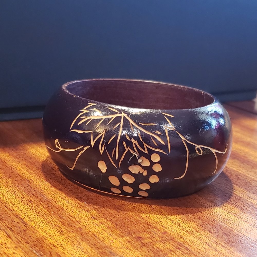 Vintage Dark Brown Wooden Bangle Bracelet with Vine and Grape Detail - Picture 5 of 5